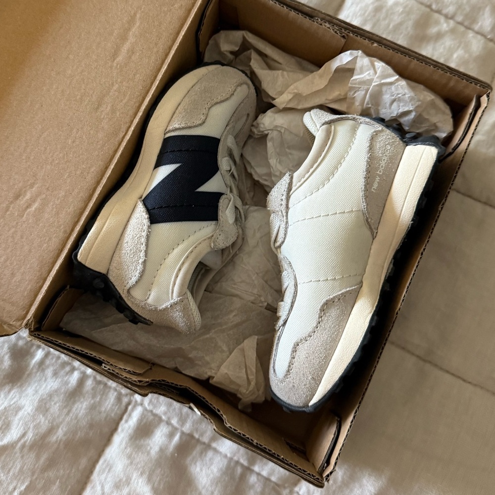 New Balance 327 Sneakers